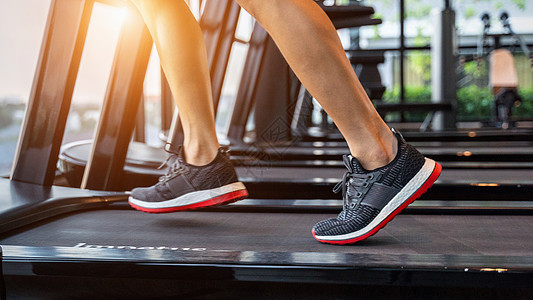 在健身房运动场上跑步的男式运动鞋 运动概念活动锻炼运动员慢跑者训练有氧运动男性成人俱乐部培训师图片