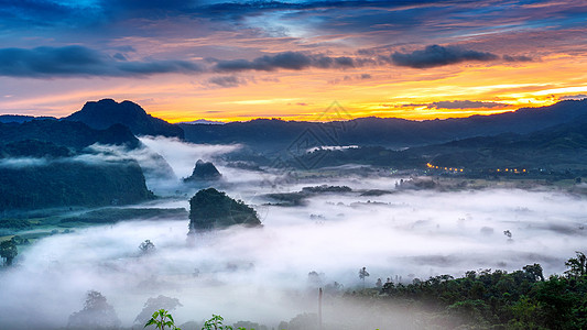 清晨的薄雾在泰国风景爬坡环境太阳旅行森林房子公园国家旅游图片