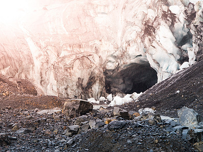 冰冰川洞穴由冰岛热河形成图片