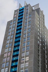 有阳台外建筑背景的大摩天大楼 满是公寓的楼层图片