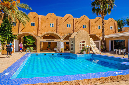 新鲜的蓝色游泳池在酒店 撒哈拉沙漠 突尼斯 北非天堂假期阳台热带房子气氛奢华甲板泳池天空图片