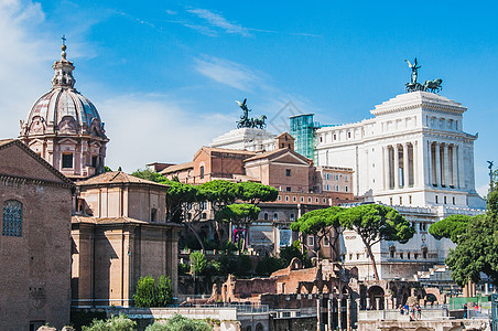 罗马在罗马大浩大厦周围的罗马论坛卓越石头正方形酒店建筑寺庙大教堂爬坡蓝色天空图片