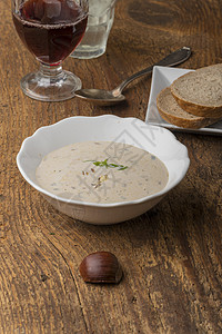 碗中栗子汤的一部分板栗饮食玻璃勺子水果面包栗子美食营养季节图片