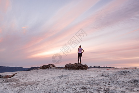 女孩站在一个西德鲁克滑翔着蓝山日落的海面上图片