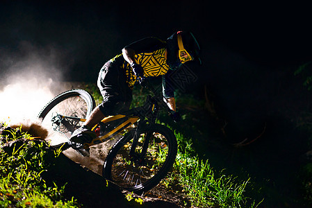 在森林轨迹上骑着山地摩托车的专业自行车员 极端体育和Enteruro赛车概念灰尘眼镜头盔男人自行车车轮耐力赛漂移山地车运动图片