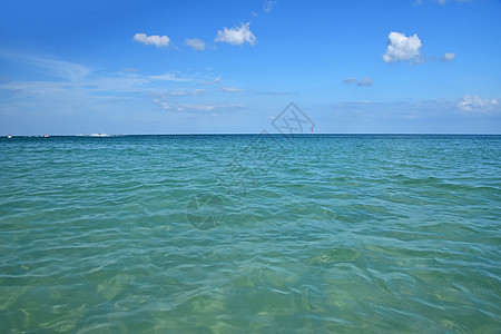 蓝海水 地平线和天空的平静景象风景波浪水平假期蓝绿色旅行场景海洋蓝色海滨图片