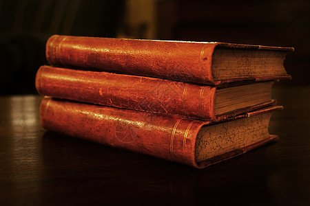 旧古老的硬封面书堆阅读收藏品风化脊柱褪色精装皮革古董空白页数图片