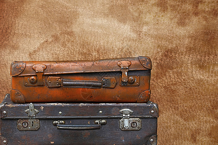 旧旧旅行行李箱横越棕色皮革图片