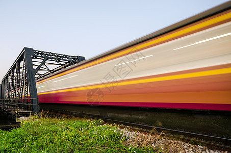 火车在桥上行驶 速度模糊不清图片