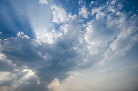 云云多云 有希望的光芒从云中闪现出来季节天蓝色天空天气蓝天水分气候阳光沉淀云雾图片