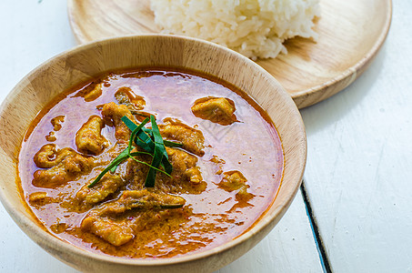 红咖喱 猪肉和大米泰国菜名Panaeng盘子辣椒早餐食物红色牛奶蔬菜香料桌子厨房图片