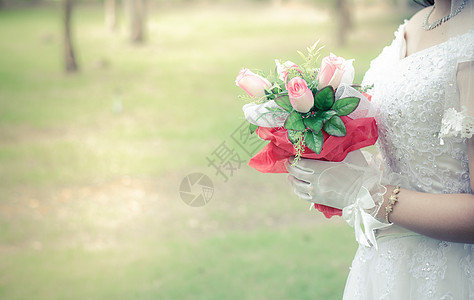 新娘手里拿着一束美丽的花束图片