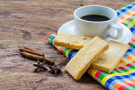 咖啡 饼干 在木地板上的早餐糕点餐巾巧克力甜点饮料杯子木头蛋糕桌子咖啡店图片