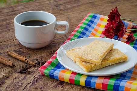 咖啡 饼干 在木地板上的早餐餐巾蛋糕甜点饮料杯子巧克力桌子小吃食物咖啡店图片