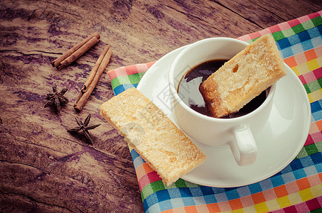 咖啡 饼干 在木地板上的早餐食物小吃杯子桌子甜点巧克力糕点餐巾面包饮料图片