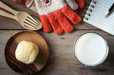 面包盘和木地板上玻璃中的牛奶陶瓷饮料奶制品小吃制品黄油生物食物棕色甜点图片