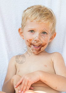 带着脏巧克力脸的宝贝男孩乐趣儿童婴儿金发男生快乐幸福孩子喜悦食物图片