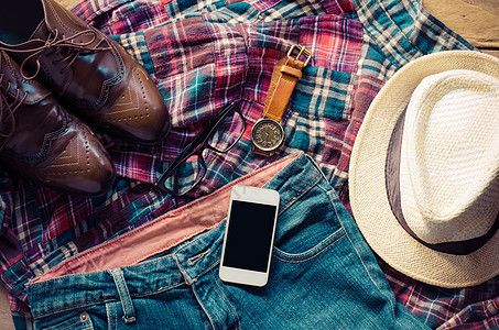 男子服装和配件 放在木制地板上棕色牛仔衬衫衣服皮革旅行靴子商业公文包木头图片