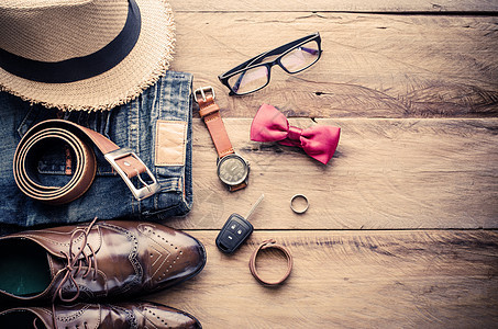 在木质背景上旅行的服装和配件眼镜口袋衣服钱包手表男人皮革棕色商业正方形图片
