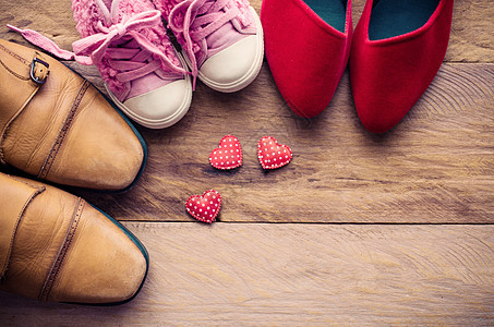 双鞋 三对爸爸 妈妈 女儿  家庭概念温暖父母女孩工作高跟鞋图片