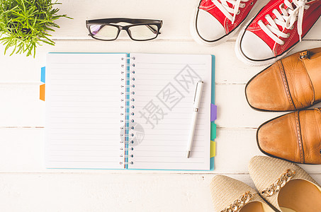 笔记本 笔记本 鞋子 在白木地板上假期男人运动鞋女性旅游旅行白色办公室木头钢笔图片