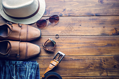 木地板上男人的服装牛仔裤钱包手表棕色衣服商业皮革夹克帽子眼镜图片