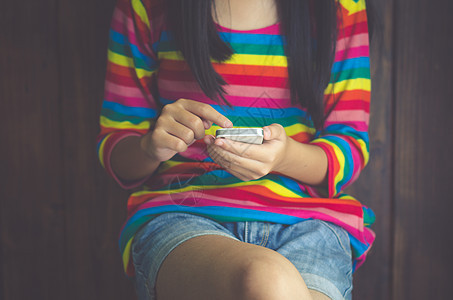 女孩穿短裤和衬衫 颜色明亮 姿势各异黑色青少年电话头发红色女士白色蓝色潮人游戏图片