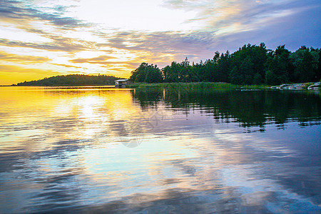 芬兰日落时的湖景场景全景自然海岸海洋风景旅游国家石头海滩图片