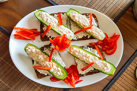 黄瓜船和新鲜的夸克 黑面包上胡椒条低热量创造力鸡柳厨房食物医学辣椒医疗饮食保健图片