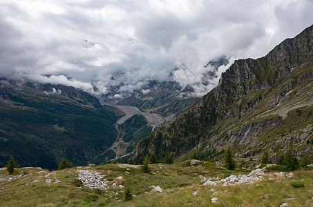 在罗萨山脚下 Anzasca山谷的空中景象石头员工远足高山太阳旅行冒险翡翠岩石村庄图片