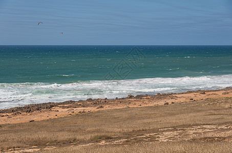 摩洛哥大西洋沿岸波浪的全景观摩洛哥海滨沿海海岸线岩石悬崖场景海景戏剧性地平线天空房屋图片