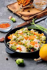 带蔬菜的里沙托加蔬菜盘子藏红花食谱素食素菜饮食季节美食烩饭厨房图片