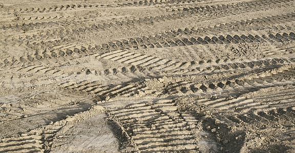 汽车在沙砂上的痕迹卡车采砂场褐色建造背景光影项目大车沙子沙坑图片