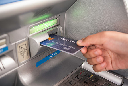 将信用卡和信用卡插入到银行机器中 男子使用成人顾客储蓄技术陈述屏幕工人订金借方金融图片