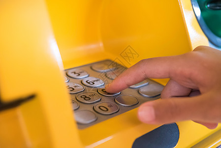 将信用卡和信用卡插入到银行机器中 男子使用交易借方现金屏幕储蓄工人安全陈述取款机信用图片