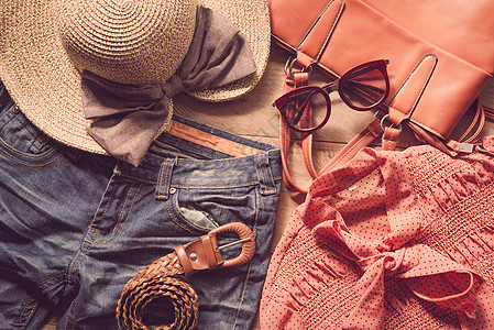 妇女的衣服 放在木制地板上帽子商业店铺腰带皮革太阳镜衬衫木头潮人假期图片