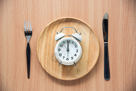 中午12点的时钟是用木制餐具吃午饭手表展示唤醒午餐勺子卧室小时倒数警报苏醒图片