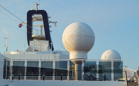 号游轮上甲板上的通信天线和其他电子设备 2018年10月7日卫星运输圆顶假期窗户蓝色天空旅行航程海洋图片