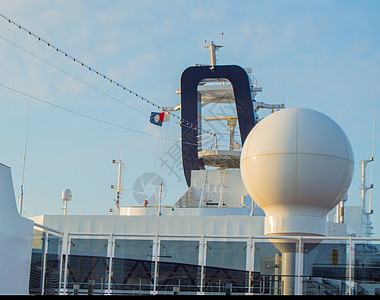 号游轮上甲板上的通信天线和其他电子设备 2018年10月7日收音机卫星假期队长窗户旅行桅杆技术天空圆顶图片