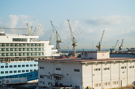 2018年10月8日 意大利西西里巴勒莫港货运港口起重机 船舶和运输码头图片