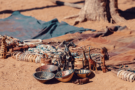 非洲Heba人的传统纪念品 非洲发型项链黏土产品部落社会游牧民族游客旅游文化图片