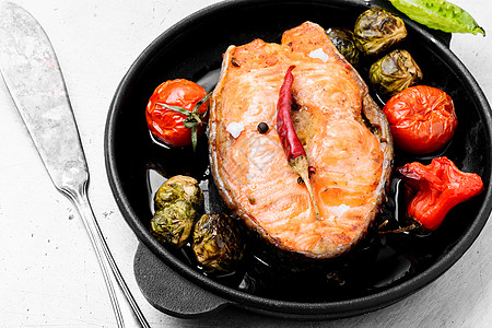 烤鲑鱼牛排香料鳟鱼炙烤胡椒饮食鱼肉美味桌子海鲜油炸图片