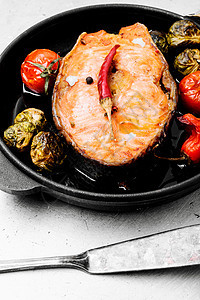 烤鲑鱼牛排炙烤鱼肉盐渍蔬菜香料海鲜牛扒美味鳟鱼桌子图片