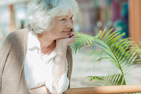 梦想成梦的老年妇女梦幻退休祖母成人老化快乐白色女性灰色图片