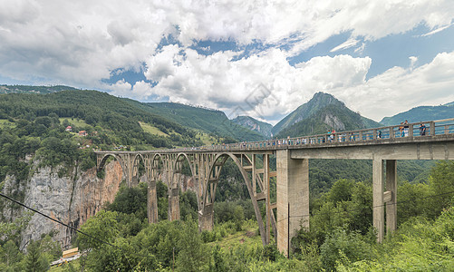 桥历史旅行地标公园国家太阳山脉薄雾运输风景图片