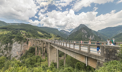 桥薄雾车道全景运输山脉爬坡峡谷历史景点社论图片