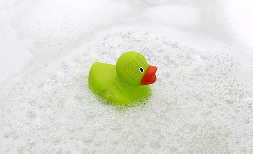 浴缸里的绿鸭子乐趣泡沫卫生清洁塑料玩具孩子们洗澡童年温泉图片