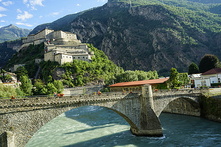 意大利奥斯塔山谷Aosta河谷Fort Bard旅行山峰结构村庄博物馆旅游情景石材建筑学文化图片