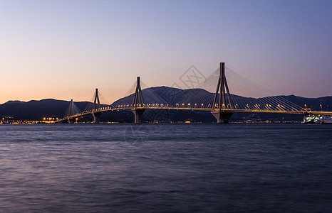 希腊黄昏时的里奥安提里奥桥景象建筑学海岸线码头建筑场景橙子光束斜拉电缆运输图片