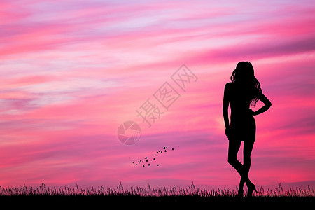 女人看着粉色的日落背景图片